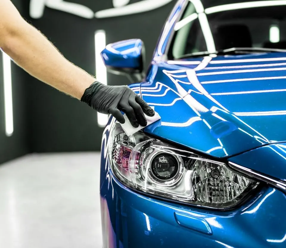czyszczenie ręczne karoserii samochodu